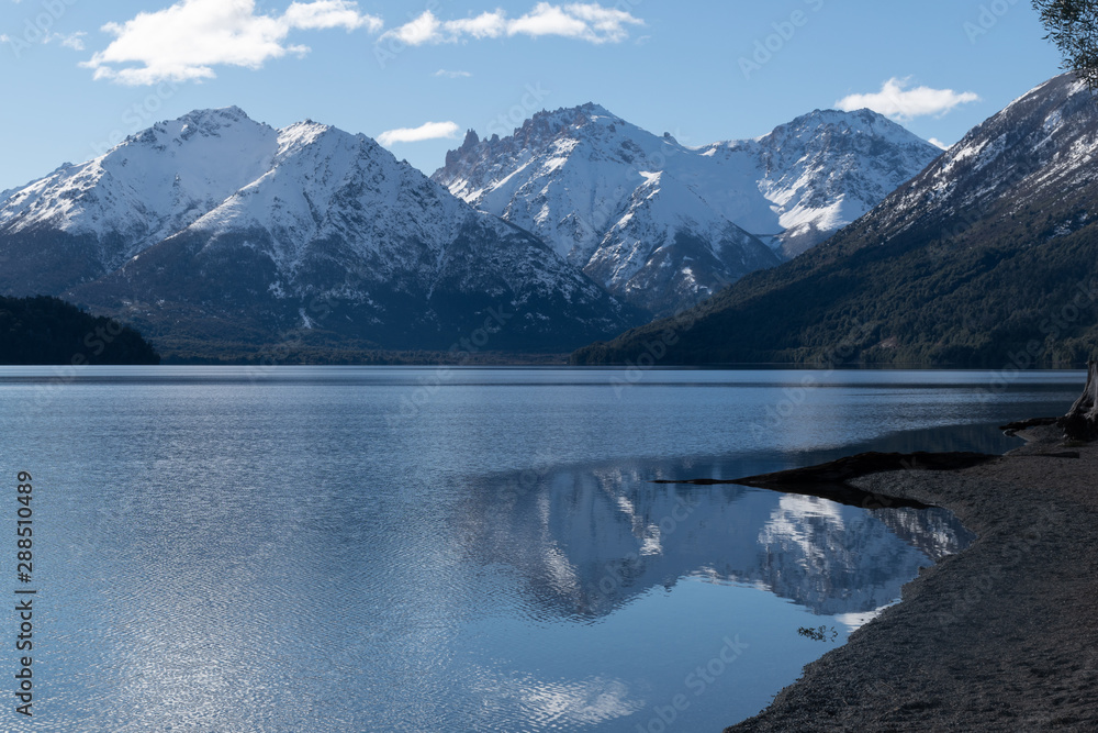 Reflejo montaña en Lago Mascardi, Bariloche, Argentina