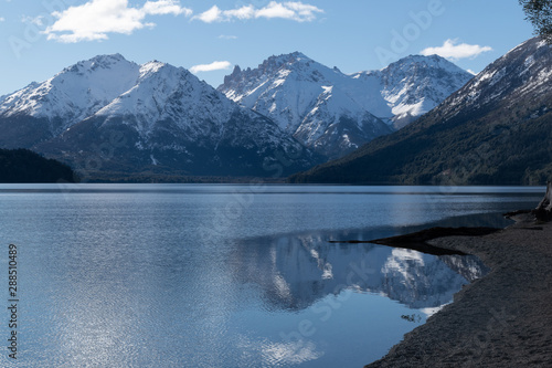 Reflejo monta  a en Lago Mascardi  Bariloche  Argentina