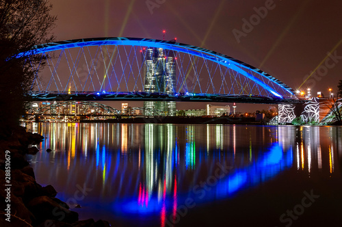 Osthafenbrücke in Frankfurt am Main im Licht