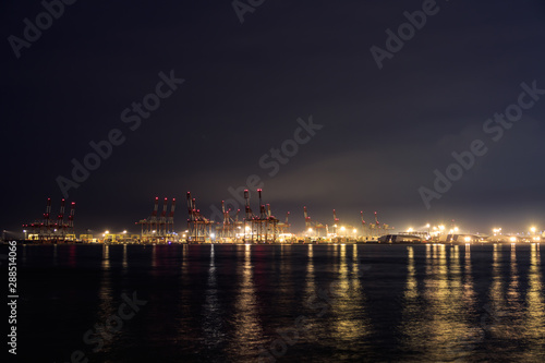 大黒ふ頭から見た本牧の夜景