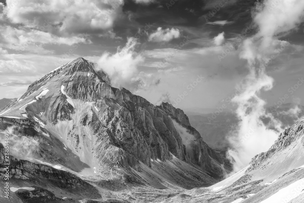 Tarda primavera e disgelo al Gran Sasso Tarda primavera e disgelo al Gran Sasso