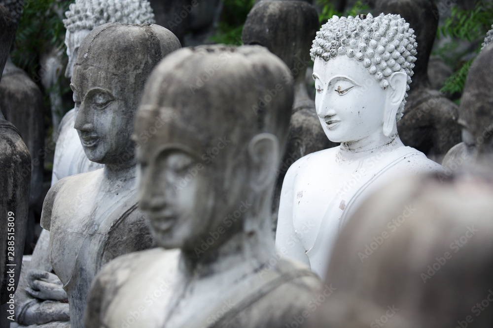 Obraz premium grunge weathered buddha statue background