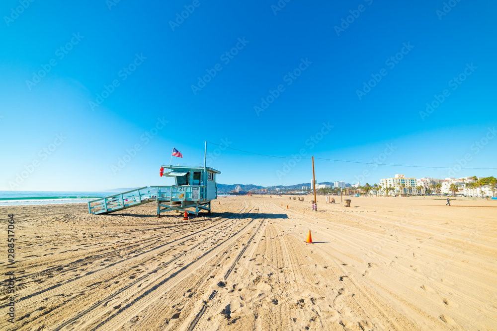 Fototapeta premium Lifeguard tower in world famous Santa Monica beach in Los Angeles