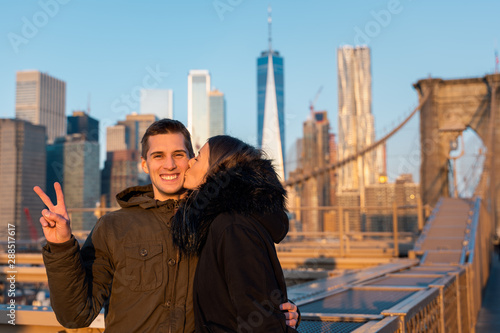 couple in love on the brooklyn bridge in new york