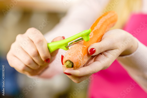 Fotografía Woman peeling carrot vegetable