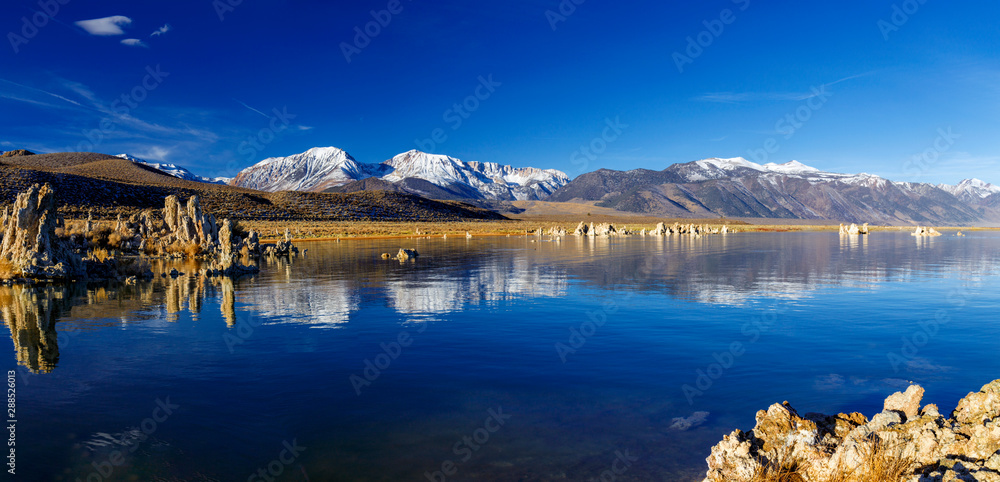 Obraz premium Mono Lake With Sierra Nevada Mountains in Background