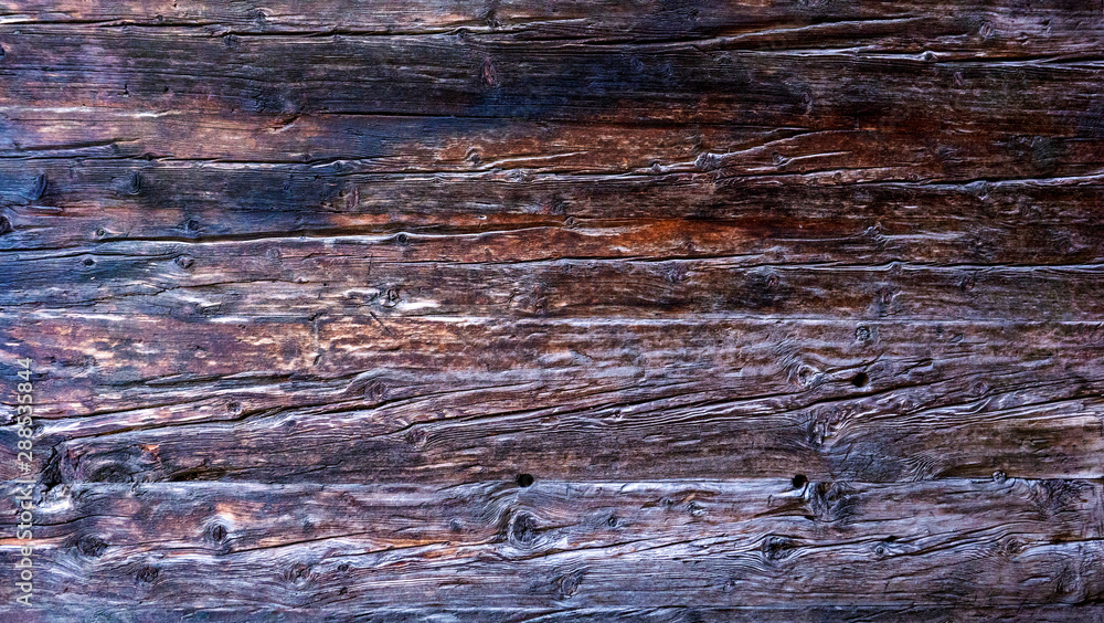 Madera antigua oscura en con grietas y nudos en tonos marrones Madera antigua oscura en con grietas y nudos en tonos marrones