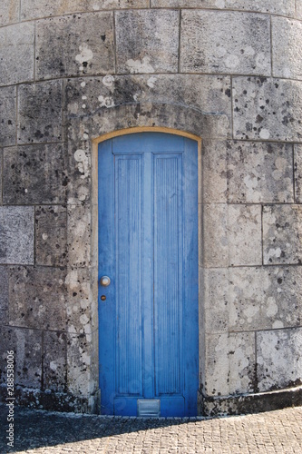 Porta azul velha inserida numa estrutura de pedra