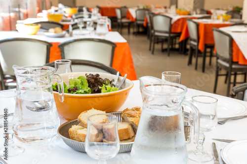 salle restaurant table servie pain et salade photo