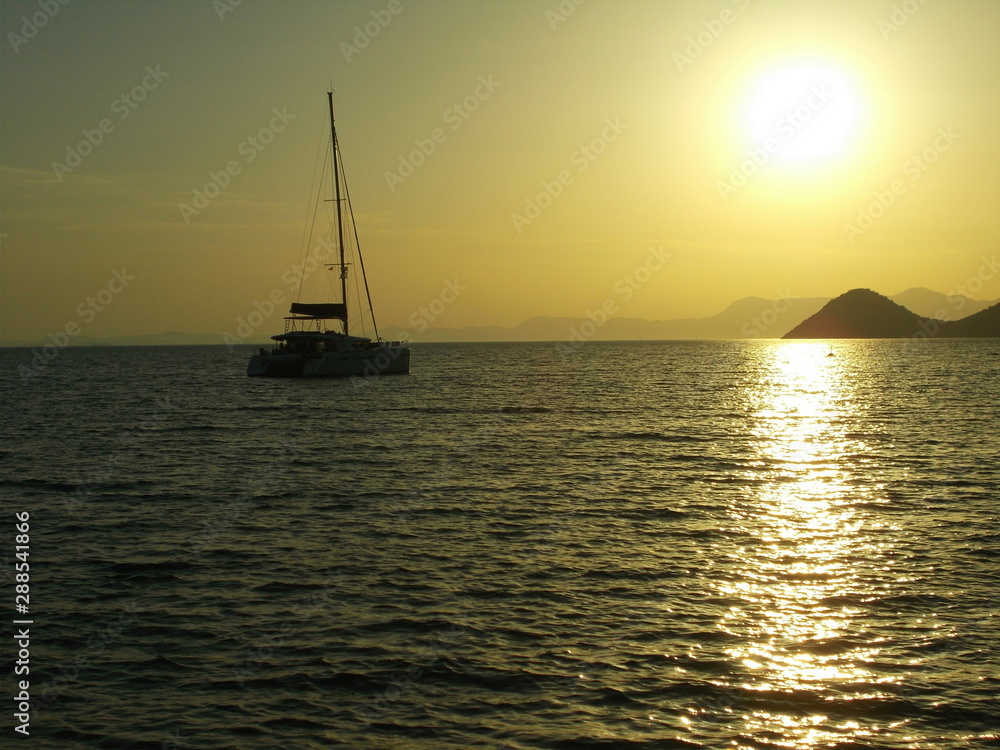 Fototapeta premium sailboat at sunset