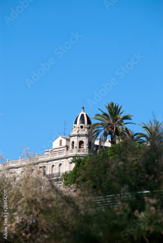 edificio entre la vegetación