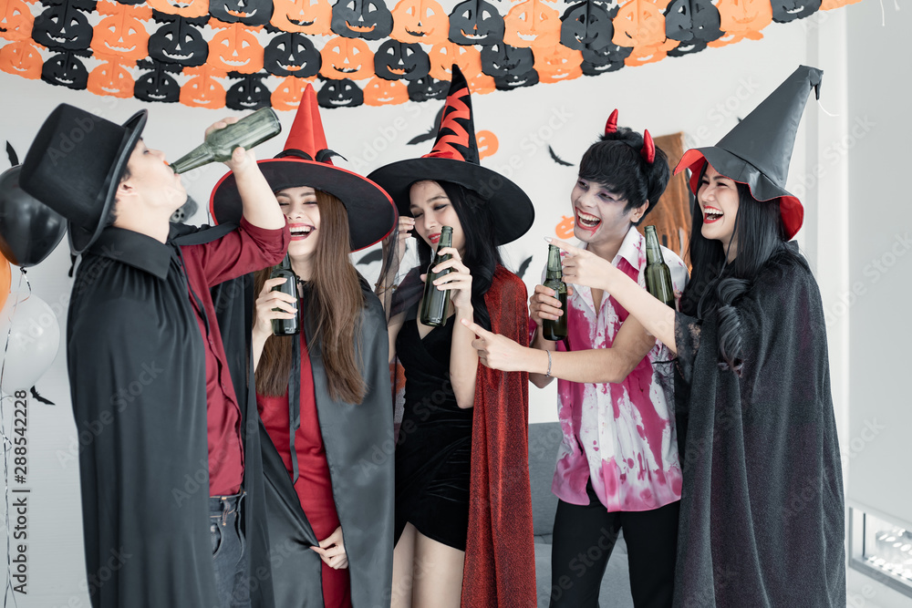 Obraz premium Gang of young Asian with celebrate Halloween party for dance and drink and drunk in the room.