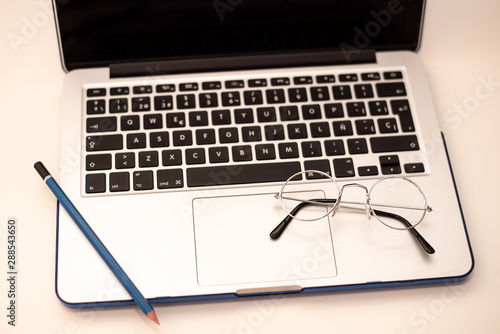ordenador portatil y gafas trabajando