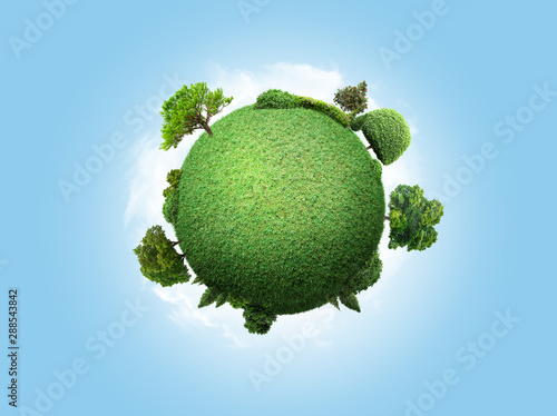 Foto concept miniature globe showing the environment with trees and grass on sky back