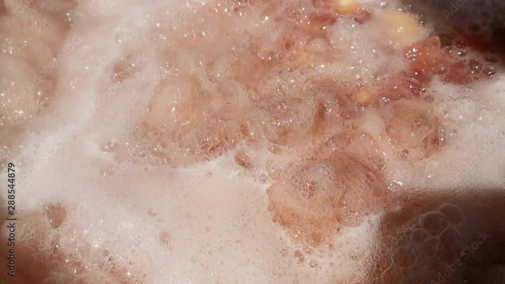 Cociendo patatas en una gran olla para hacer pulpo a la Gallega con cachelos