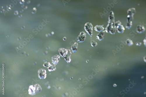 Glasklares Wasser spritzt aus einem Trinkwasser Brunnen, eingefroren wie Glasperlen 5
