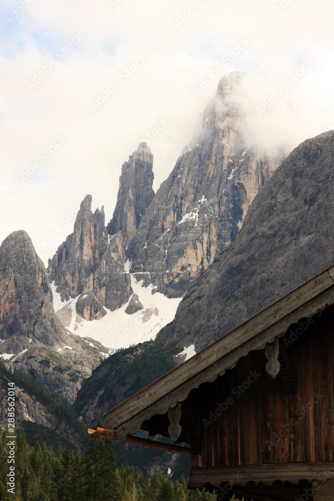 Wanderung im Herbst rund um die Drei Zinnen mit schöner Bergkulisse zur Drei Zinnen Hütte in den Dolomiten in Südtirol Italien 8