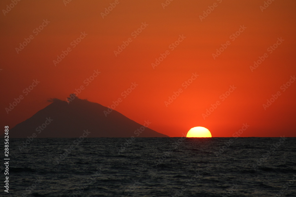 Stromboli Vulkan bei Sonnenuntergang in Süditalien Kalabrien Äolische Inseln 3