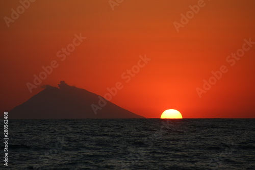 Stromboli Vulkan bei Sonnenuntergang in S  ditalien Kalabrien   olische Inseln 3