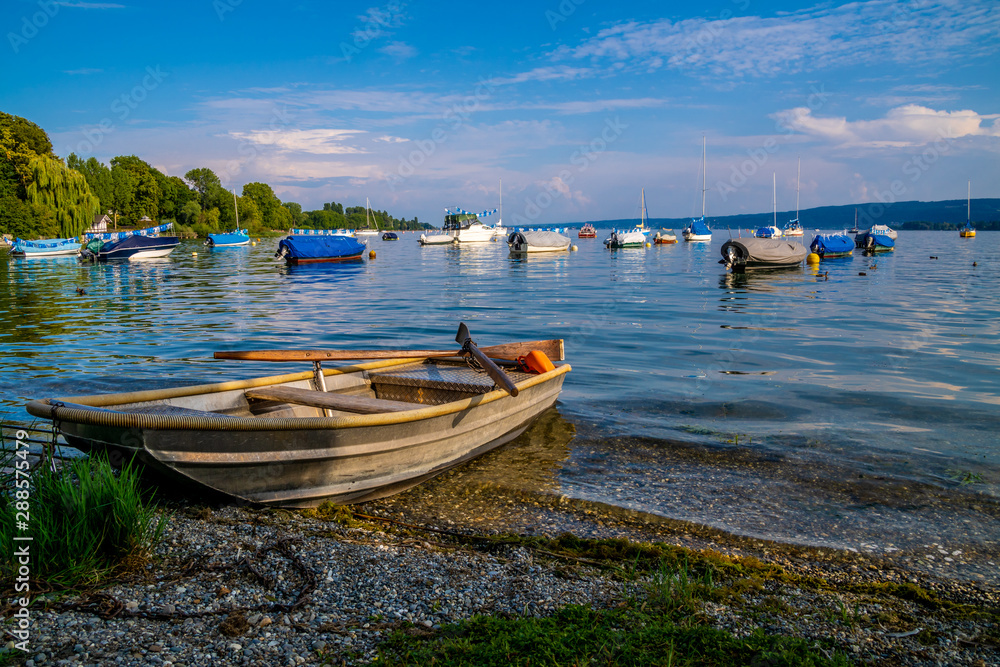Boot am Seeufer des Bodensee Sommer Urlaub 
