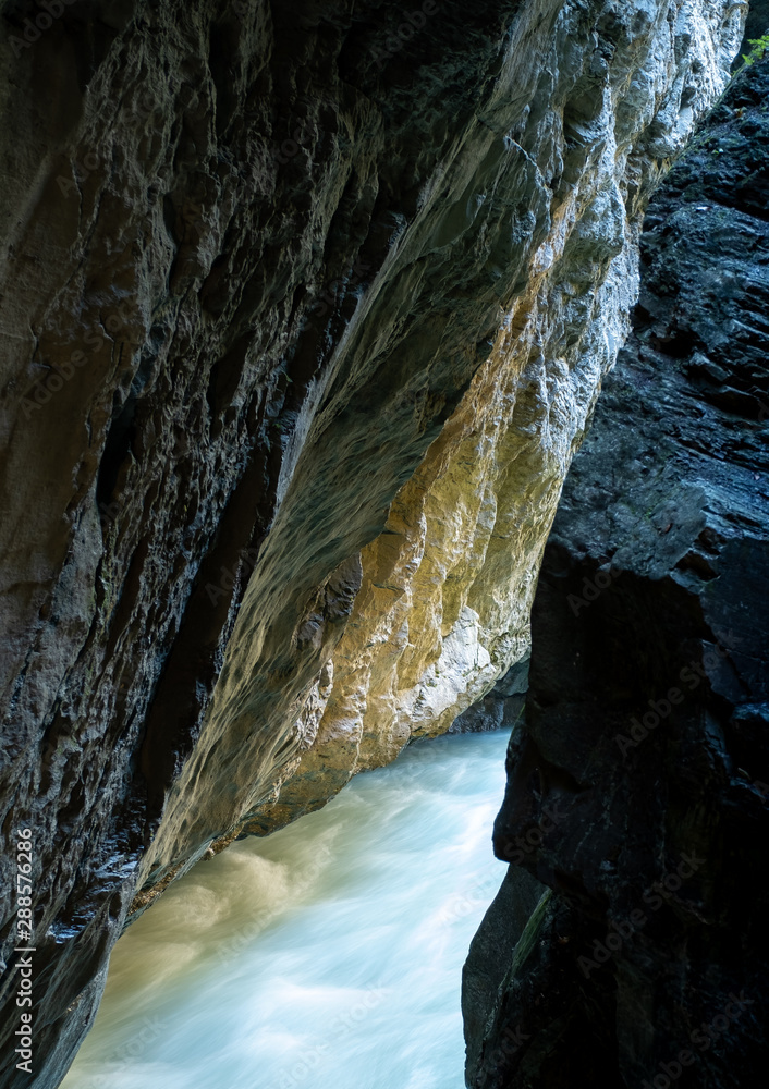 Naklejka premium Fluss,Fels,Berg,Wasser,Brienz,Switzerland,Aarenschlucht,Licht,Mystisch,Natur,Landschaft,Blau,Orange,Felswand,Klettern,Geologie,