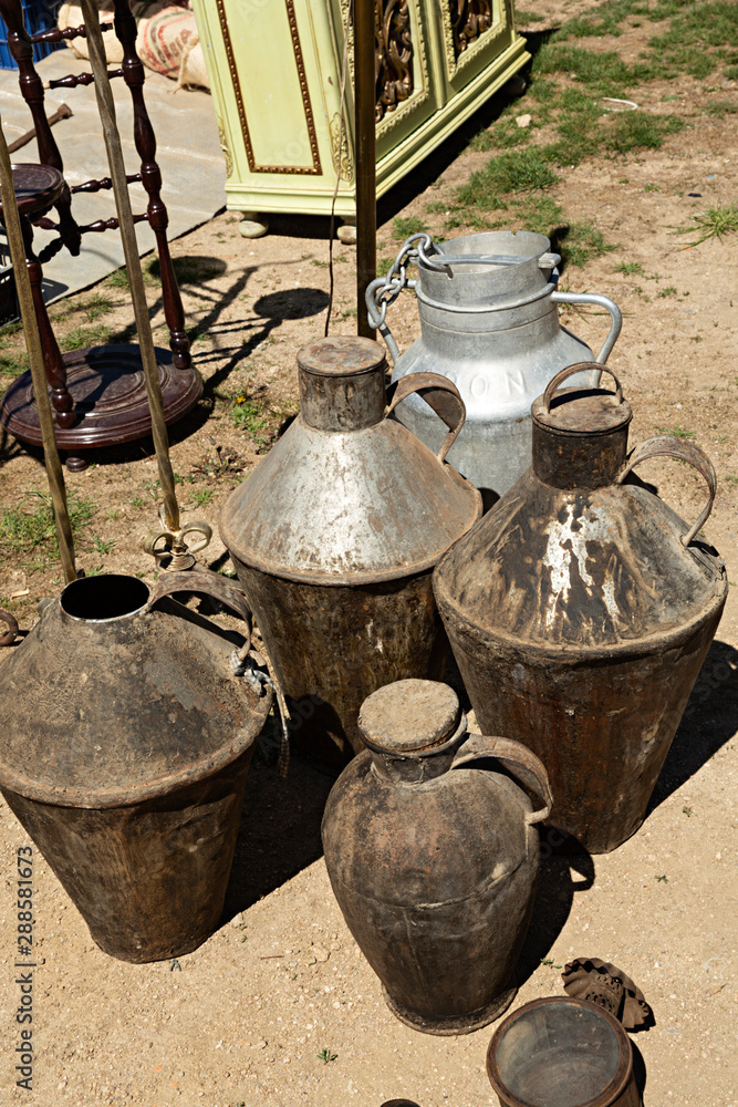 Venta de cántaros antiguos en mercadillo. Venta de cántaros antiguos en mercadillo.