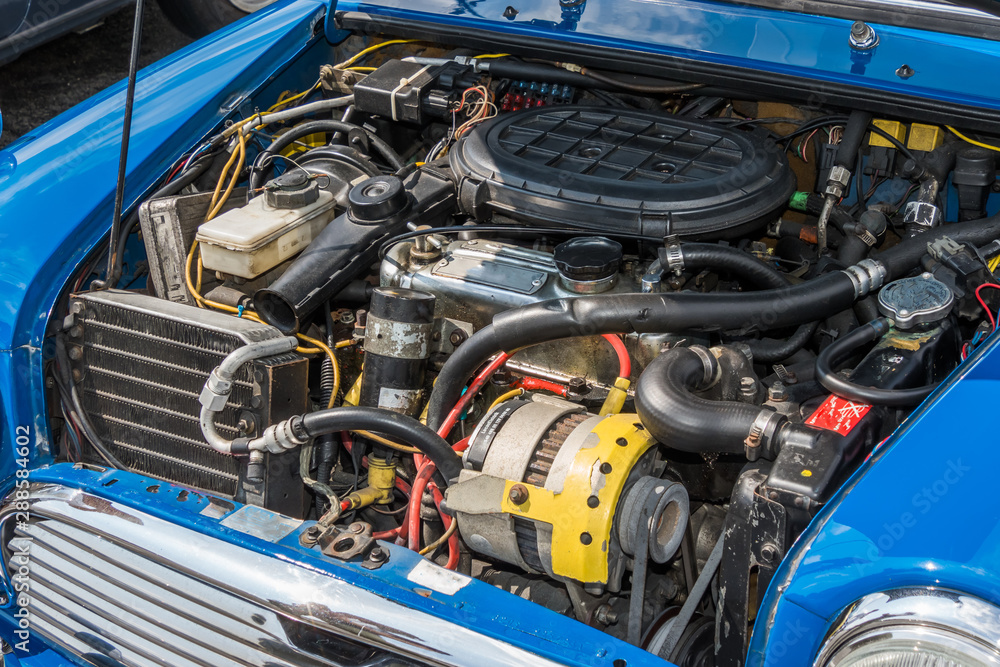 Fototapeta premium 古い車のエンジンルーム engine compartment of a old vehicle