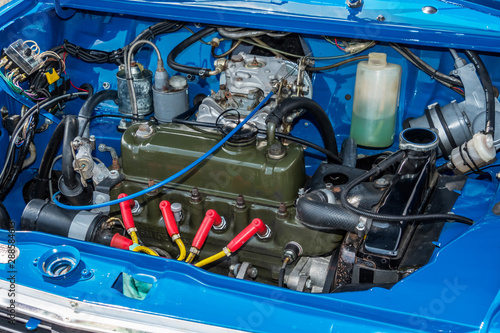 古い車のエンジンルーム engine compartment of a old vehicle