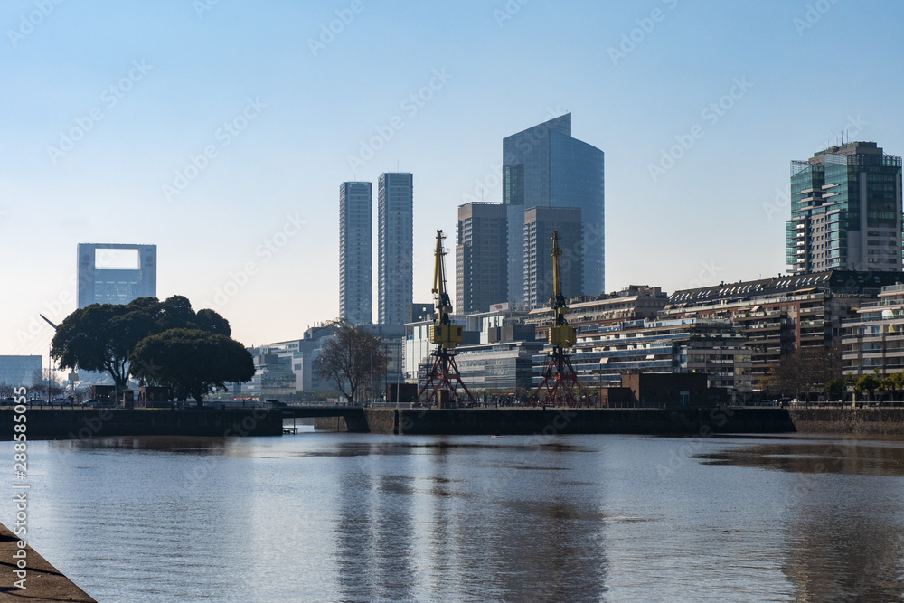 Obraz premium Puerto Madero es uno de los barrios más nuevos y exclusivos de la ciudad de Buenos Aires. Tiene un entorno muy agradable para pasear y comer en las terrazas de sus bares y restaurantes.