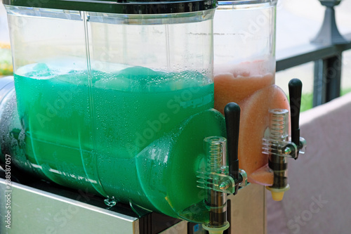 Foto Green slush ice drink container, outdoors in summer