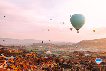 Wandcirkels Bruin Luchtballonnen bij zonsopgang Cappadocië Turkije  © Nichapa