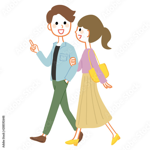 話しながら歩く若いカップル　春服