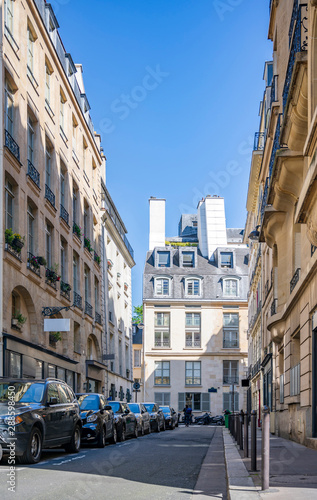 Narrow street of old Paris © vit