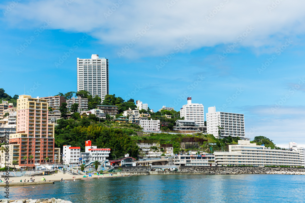 Obraz premium (静岡県ｰ都市風景)熱海の街と熱海サンビーチ２