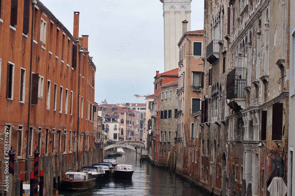 Venedig - Gasse mit Booten