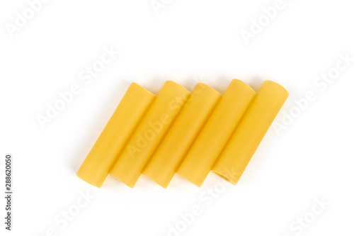 Foto Italian cannelloni pasta tubes isolated over white background.