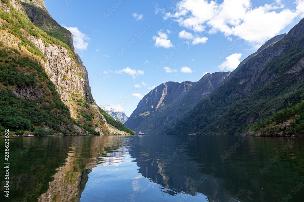 Aurlandsfjord mit ankommender Fähre in Norwegen