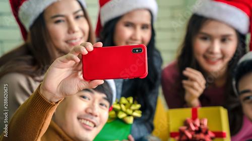 Teenagers  both men  and women  organize New Year s events  take pictures with mobile phones and give gifts. Drink happily Help each other decorate the Christmas tree.