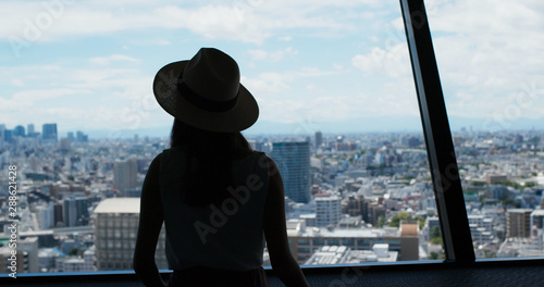 Obraz na plátně Woman enjoy the view of Tokyo city at observation deck
