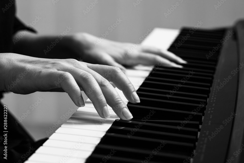 Obraz premium Young woman playing piano