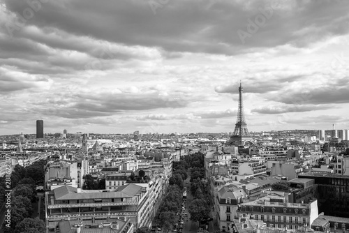 パリ　凱旋門から眺めるエッフェル塔　モノクロ © oben901