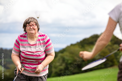 Frau mit geistiger Behinderung spielt Federball, Spiel und Spaß als palliative Therapie