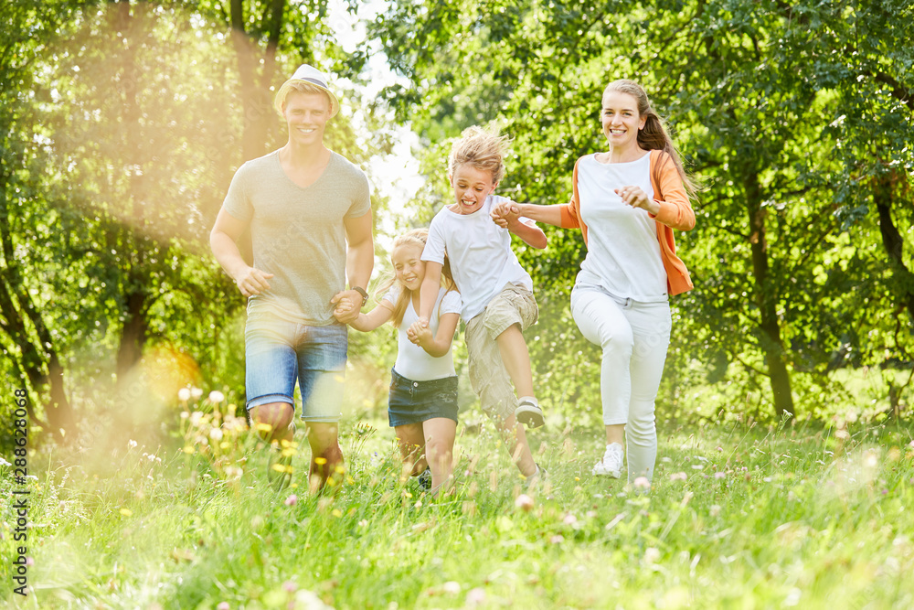 Fototapeta premium Glückliche Familie hat Spaß in der Natur