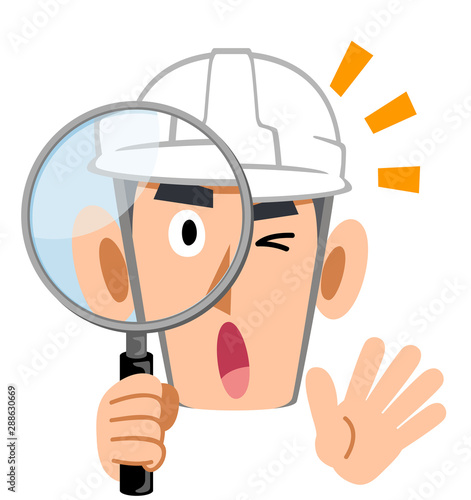 虫眼鏡を覗いて驚く工務店、ヘルメットを被った男性