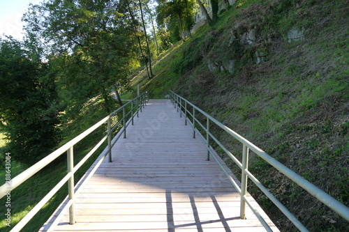 Fototapeta Naklejka Na Ścianę i Meble -  Wanderweg mit Geländer am Hang in Rottweil