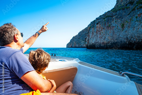 Sulla barca davanti all'isola di San Teodoro a creta, Grecia