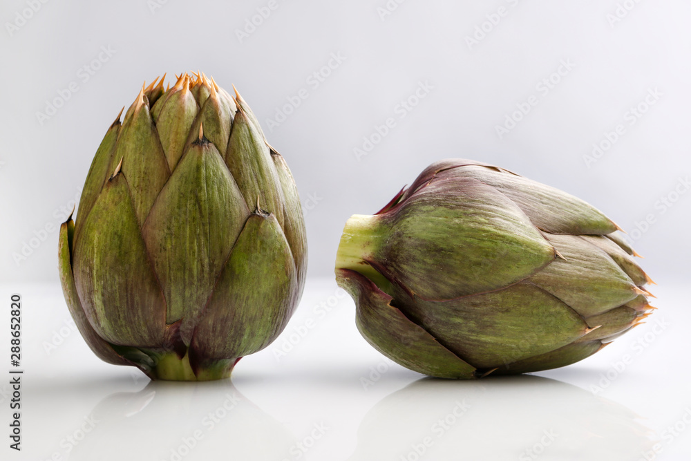 Obraz premium Carciofi sfondo bianco