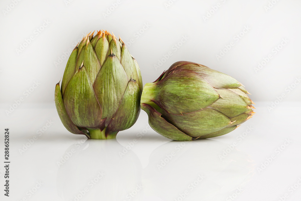 Obraz premium Carciofi sfondo bianco