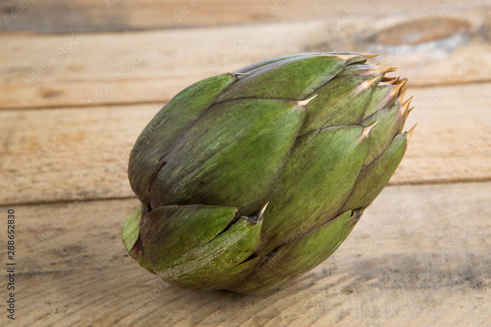 Fototapeta premium Carciofo tavolo di legno
