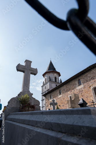 Cruz e Iglesia de Ainhoa, Francia